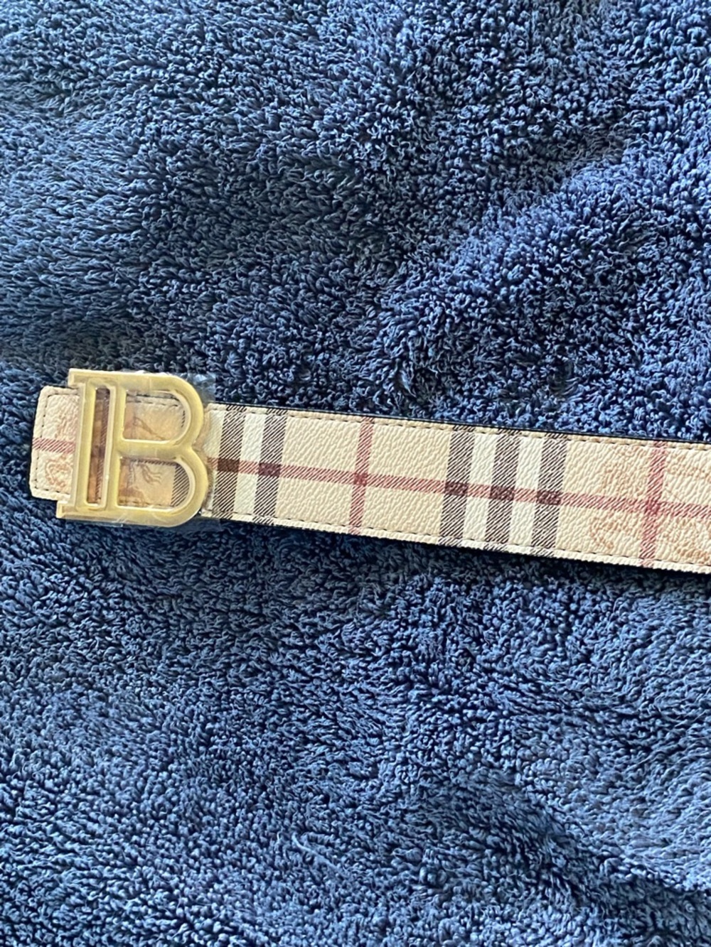 Reversable Burberry belt with gold “B” buckle. 115cm